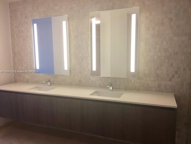 Photo - 88 SW 7th St Unidad 3402