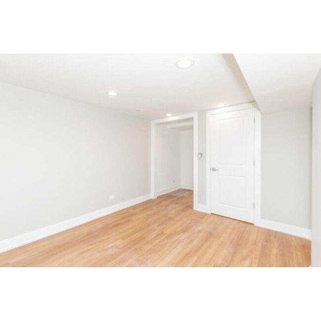Photo - Luxury 3 Bedroom Apartment in Ideal Gold C... Unit 101