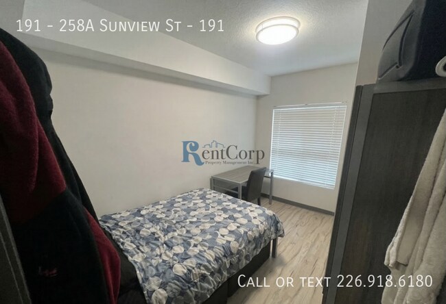 Photo - 258A-258A Sunview St