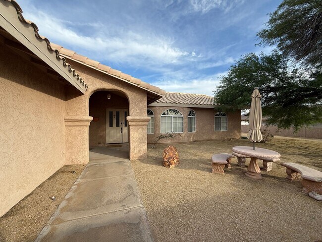 81 Acoma Blvd S