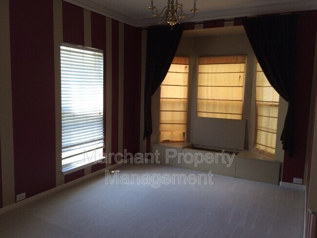 Photo - 305 Londonderry Ct