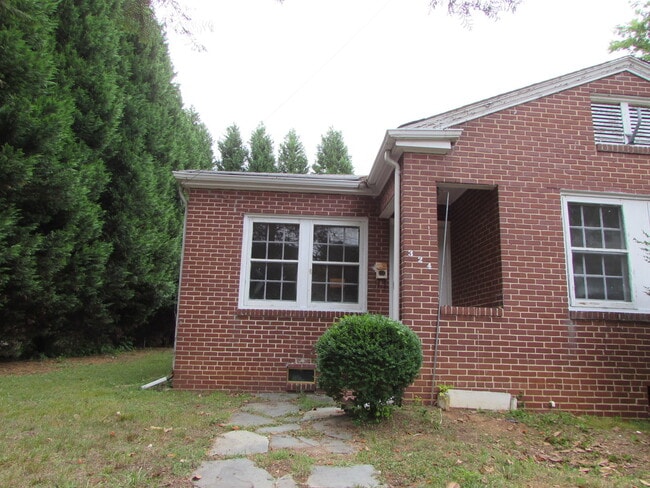 Building Photo - Delightful 2 Bed/1 Bath Duplex Apt - All B...
