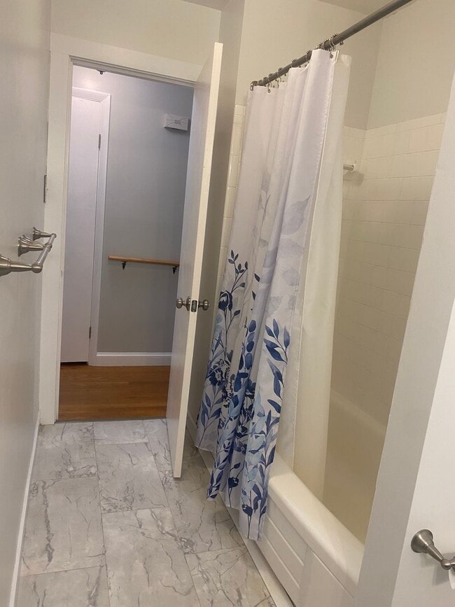 Photo - 3 bedrooms 2 baths, Split Level in the loc...