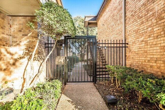 Building Photo - 10248 Regal Oaks Dr Unit A