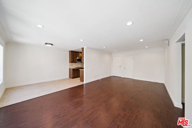 Photo - 133 N Swall Dr Unidad 102