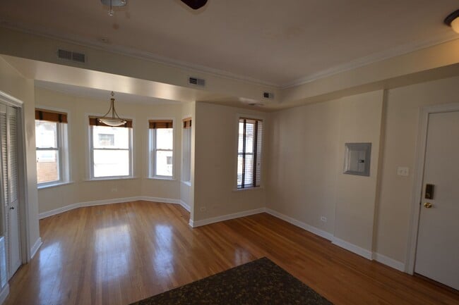 Building Photo - 879 W Cornelia Ave Unit 879-3