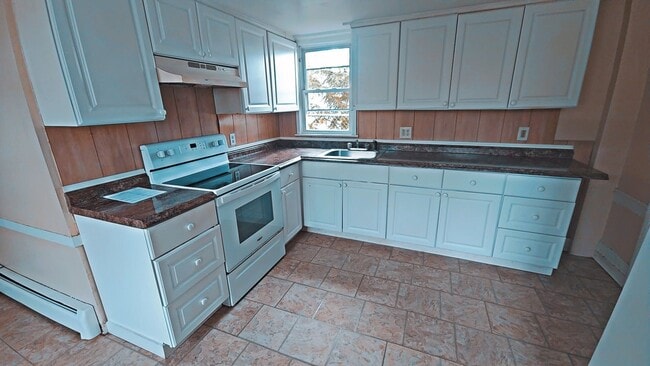 Building Photo - 12 Gray Ave Unit 101