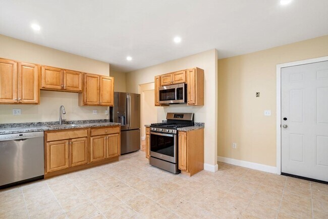 Building Photo - 570 Washington St Unit 3