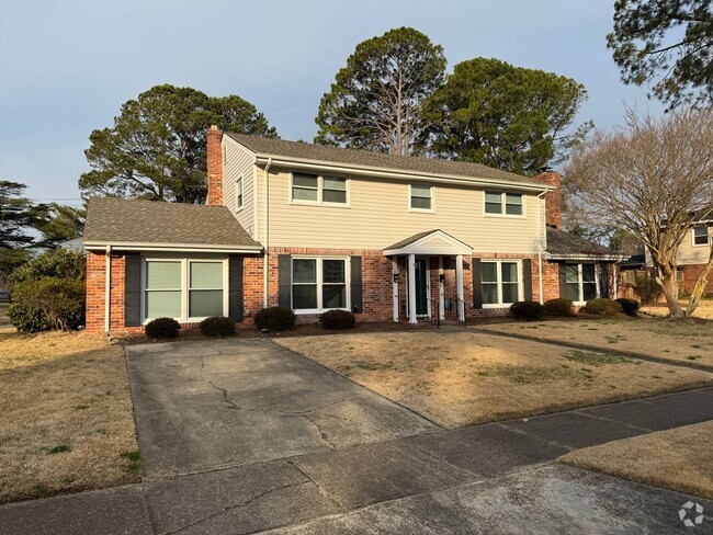 Building Photo - EAST POINT Five Bedroom Home