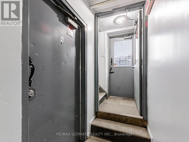 Photo - 996 Queen St E Unit 4