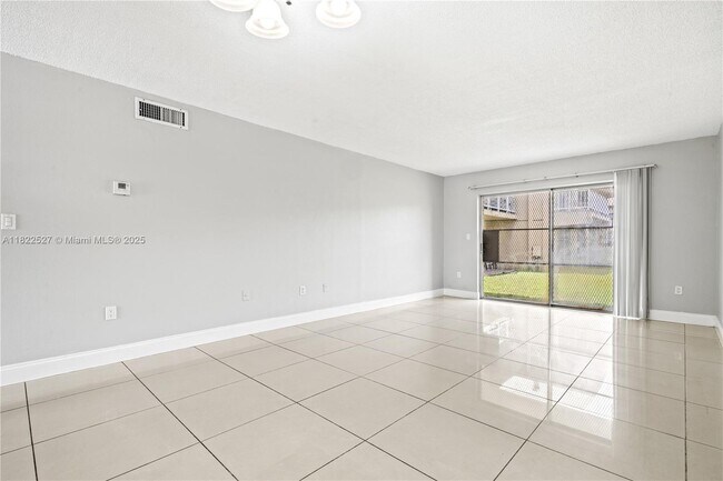 Photo - 301 NW 177th St Unidad 104