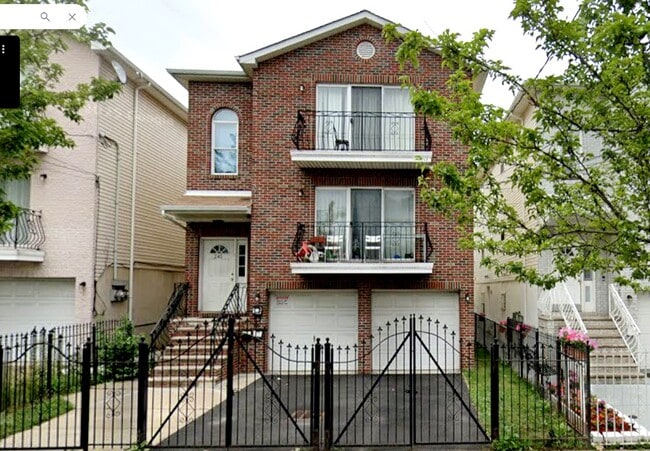 Building Photo - 240 Clinton Pl