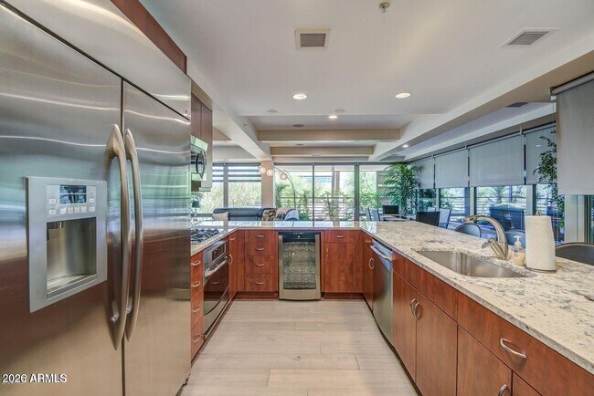 7157 E Rancho Vista Dr Unidad 2001