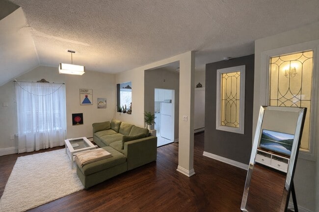 Building Photo - 101-103 Spadina Rd Unit 101-6