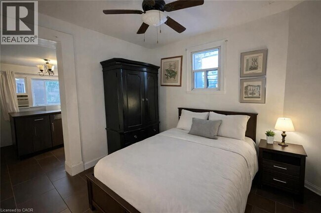 Photo - 237 James St N Unité 4