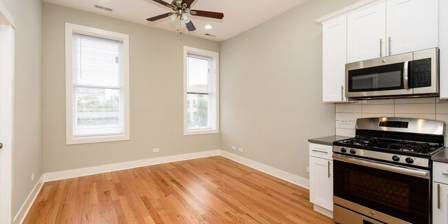 Photo - Recently Rehabbed, Top Floor 2bd/2bth Avail 5/20 Unit 2127 W Chicago  3F