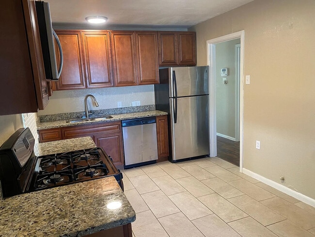 Photo - Room in House on Glengariff Dr