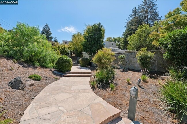 660 La Casa Via