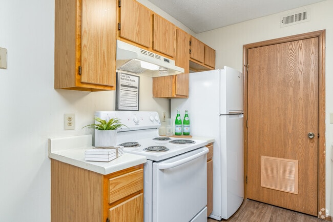 2BR, 1 BA - 850SF - Kitchen
