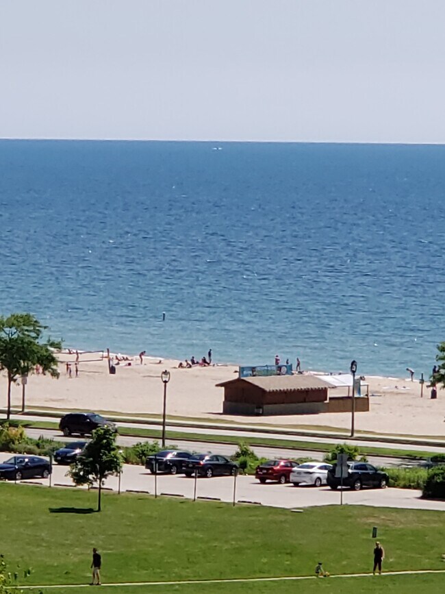 ONE BLOCK TO THE LAKE! - 1751 N Cambridge Ave Unit 1