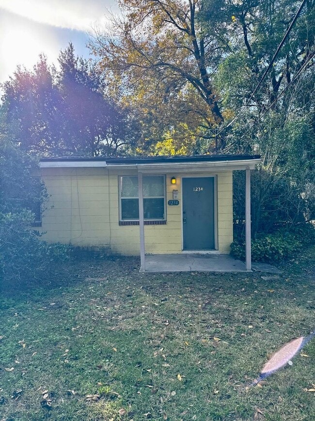 Building Photo - Quiet Street with Beautiful Old Oaks