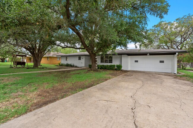 Photo - 733 W 5th St