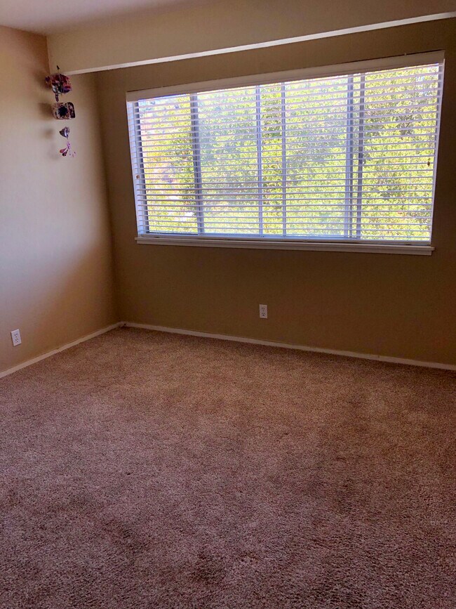 first bedroom view - 12 Hepburn Heights Rd Unidad B