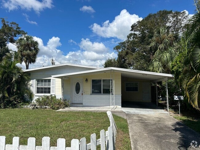 Building Photo - Cute Home in Saint Pete with a Large Fenc...