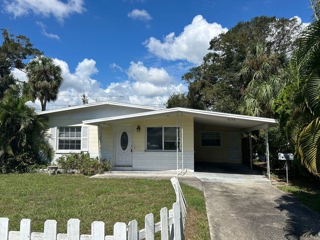 Building Photo - Cute Home in Saint Pete with a Large Fenc...