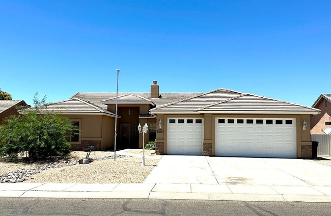 Building Photo - Beautiful 3 Bedroom, 3 Bathroom Home with ...