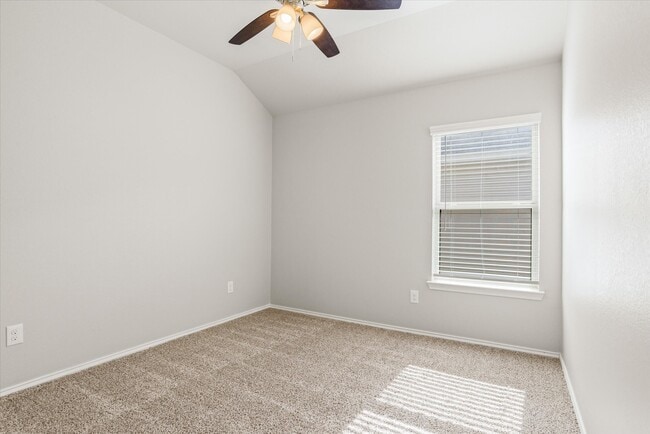 Building Photo - 627 E Fairway Lake Dr