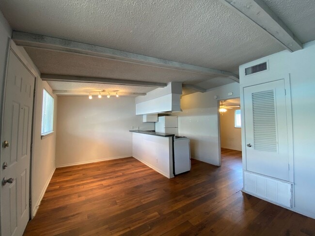 Building Photo - Central Austin 1 Bedroom Near UT & CapMetro Unit 202