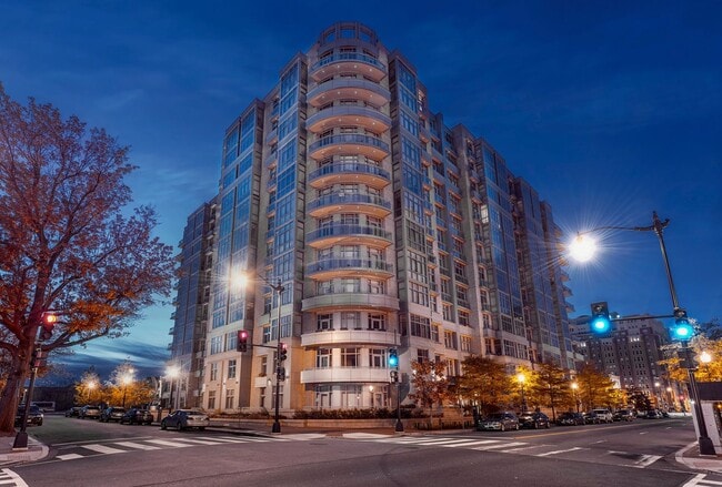 Building Photo - Incredible Luxury 2BR/2BA Condo Includes G...