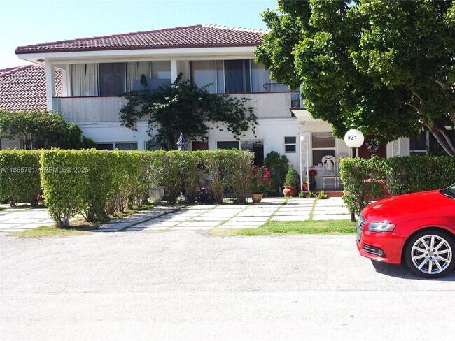 Building Photo - 931 NE 4th St Unit 2