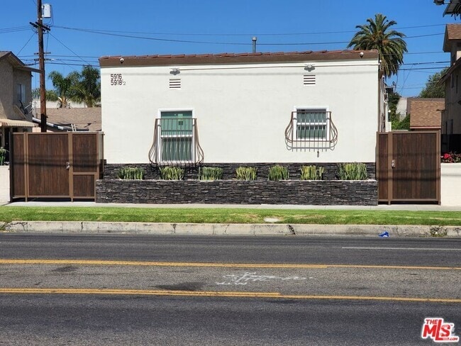 Building Photo - 5918 S Figueroa St Rental