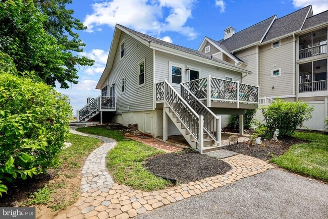 Building Photo - 2130 Lake Dr Rental