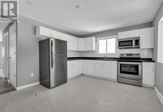 Photo - 123 New St