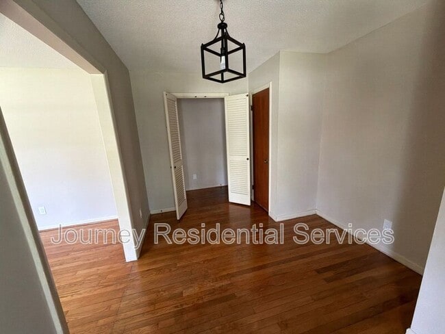 Photo - 430 Hallmark Rd