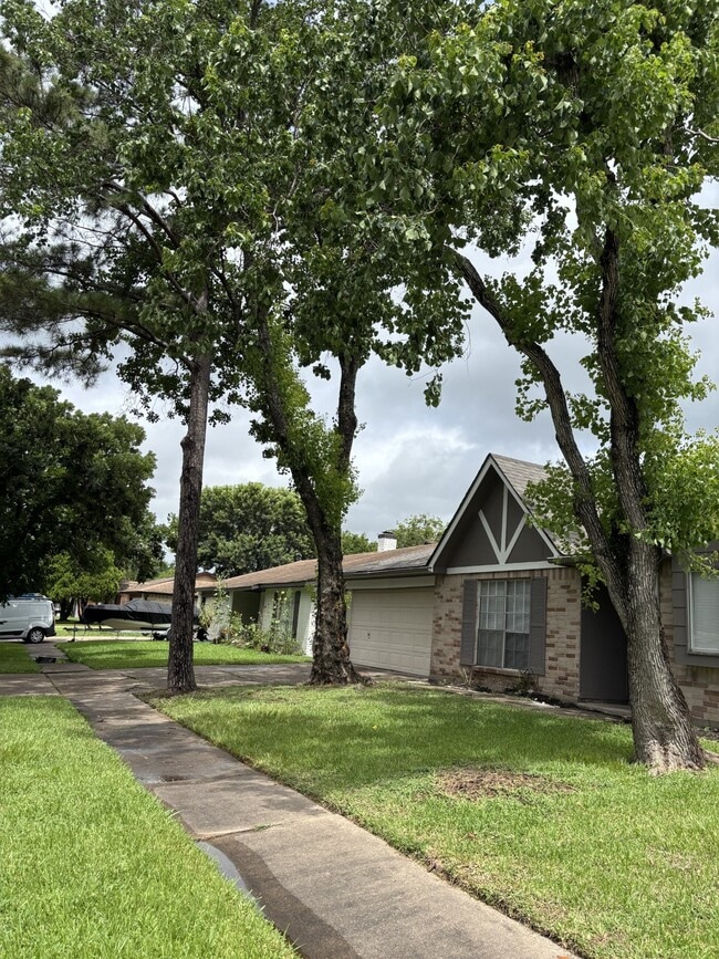 Building Photo - 10446 Towneview Dr