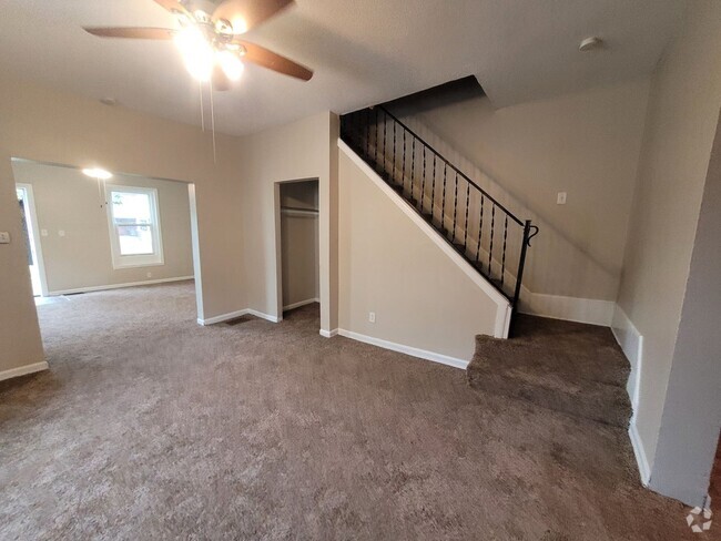 Building Photo - 3 Bedroom Duplex Coming Available! Rental