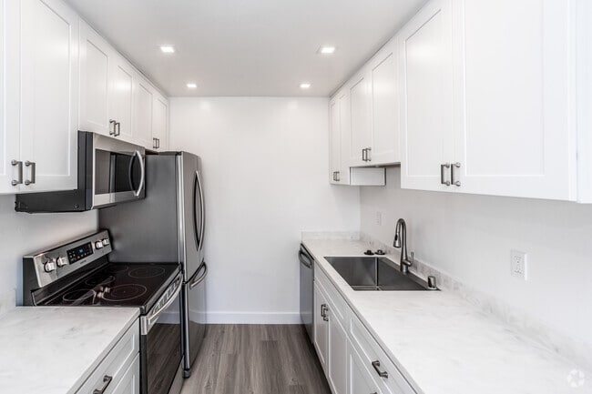 2BR, 2BA - 1068 SF