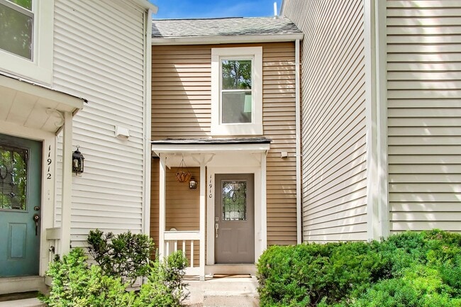 Building Photo - 2bd/2.5ba hideaway in the heart of Reston - incredible location $2750+util.