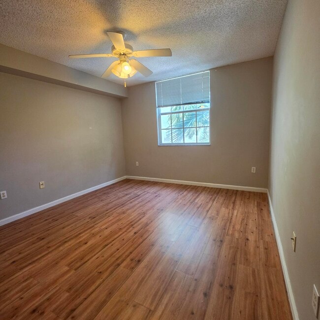 Photo - 1919 Van Buren St Unidad 404a