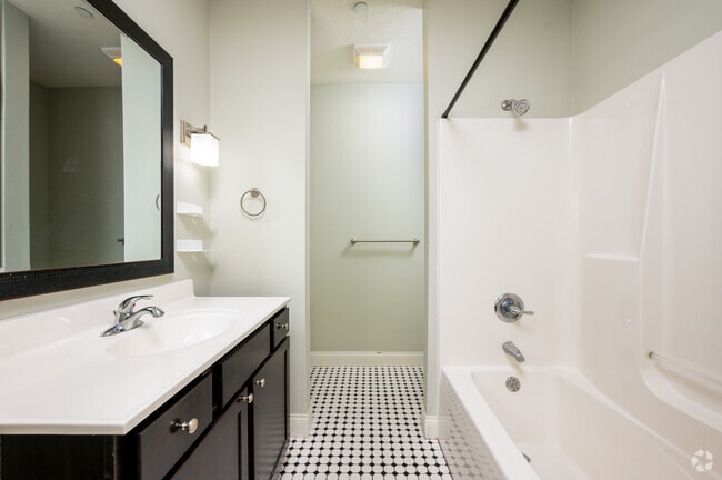 2BR, 2BA - 975SF - Primary Bathroom