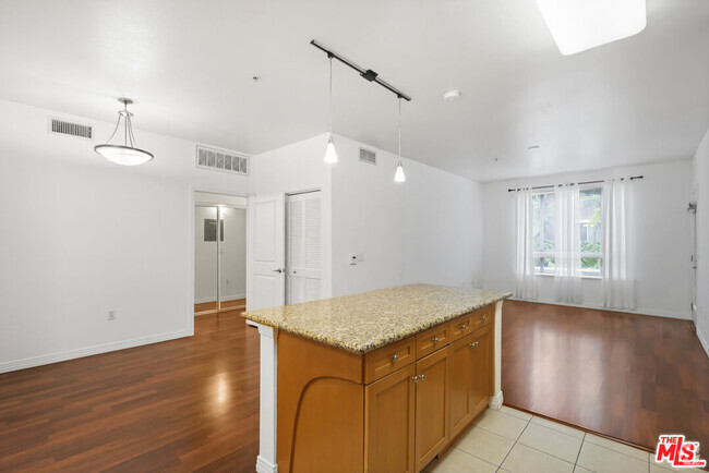 Building Photo - 100 S Alameda St Unit 115 Rental