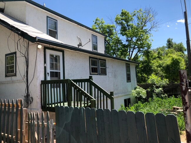 Building Photo - 706 S 25th St Unit A