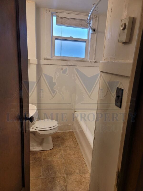 Photo - 515 1/2 E. Lewis St