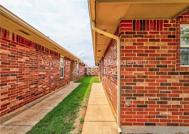 Photo - Gorgeous 3 bedroom 2 Bath and 2 Car Home in the Heart of Yukon