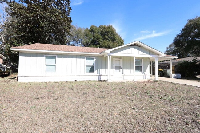 Building Photo - "Charming 3-Bed Home with 1.5 Baths in Ft Walton Beach!"