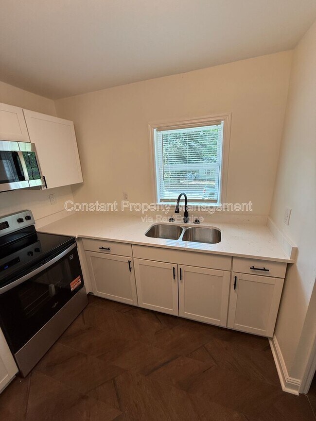 Photo - 139 Woodward Ct